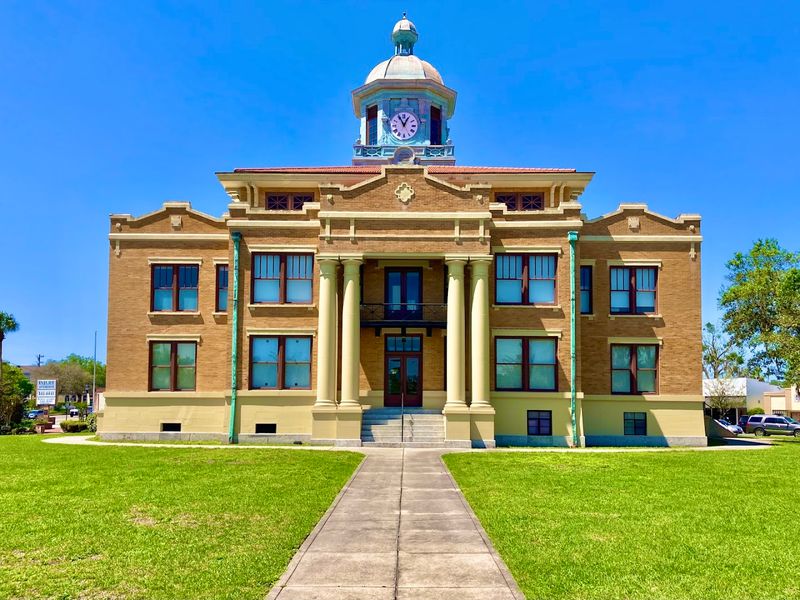 Inverness Historic Courthouse Trailhead