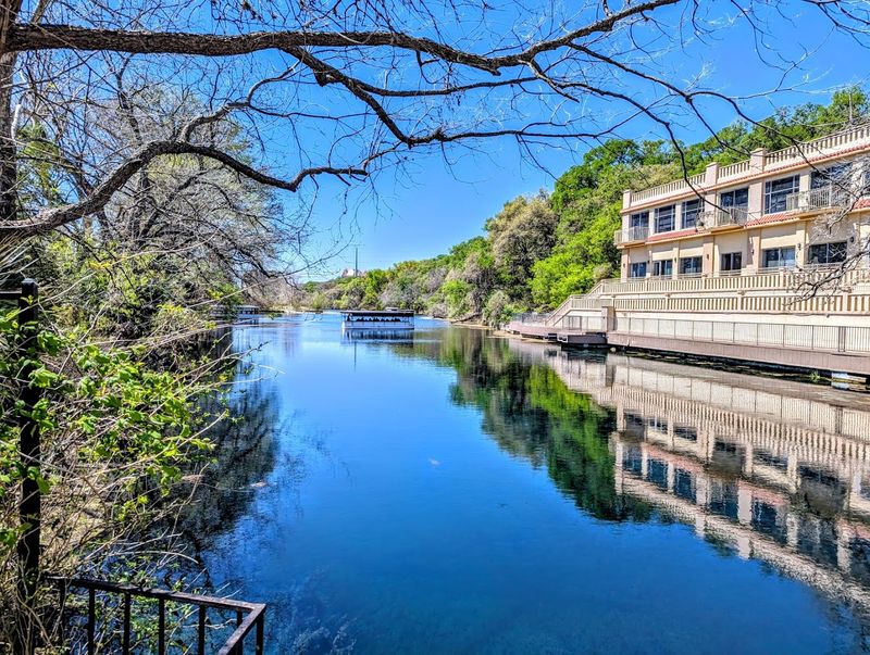 The Setting &mdash; Spring Lake's Crystal-Clear Waters