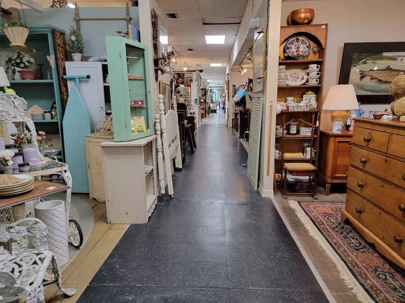 A 13,000-Square-Foot Antique Wonderland