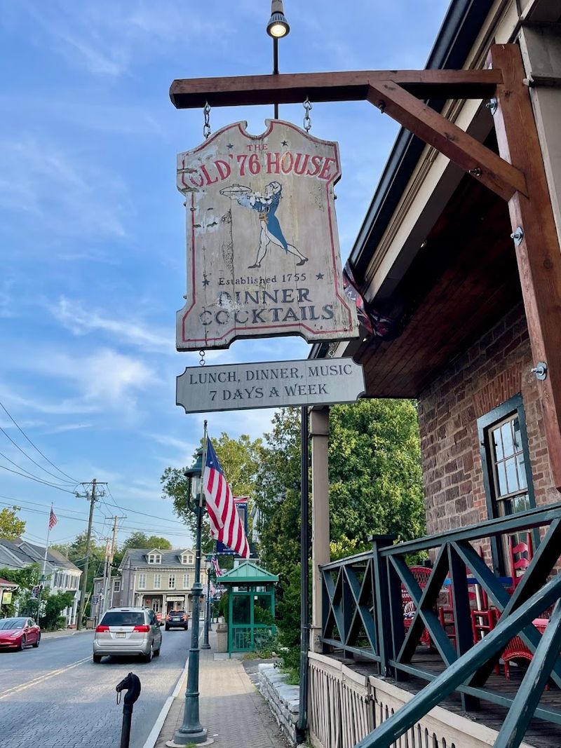 Planning Your Visit: Hours, Seating, and Noise