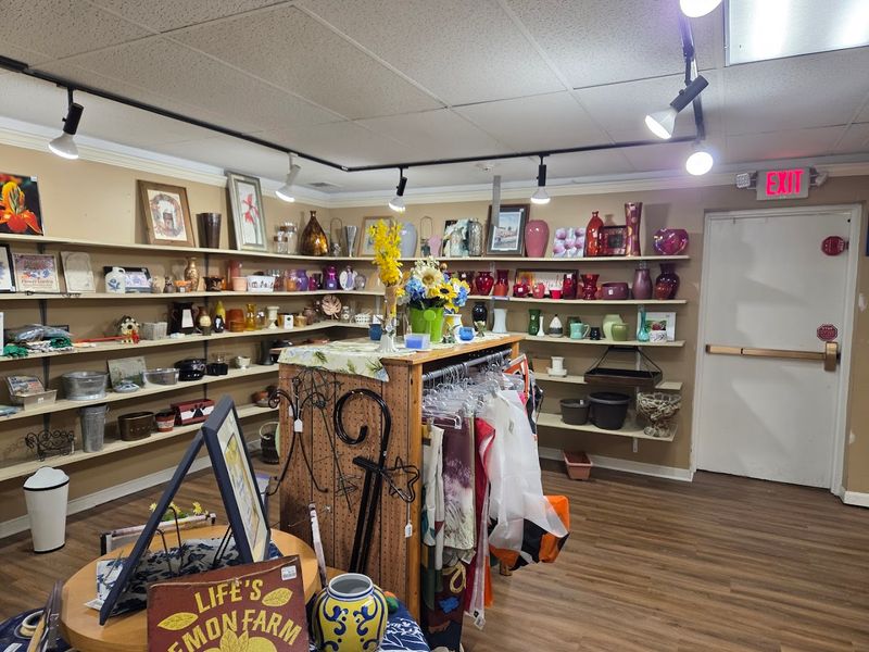 Re-Uzit Shop of New Holland - New Holland