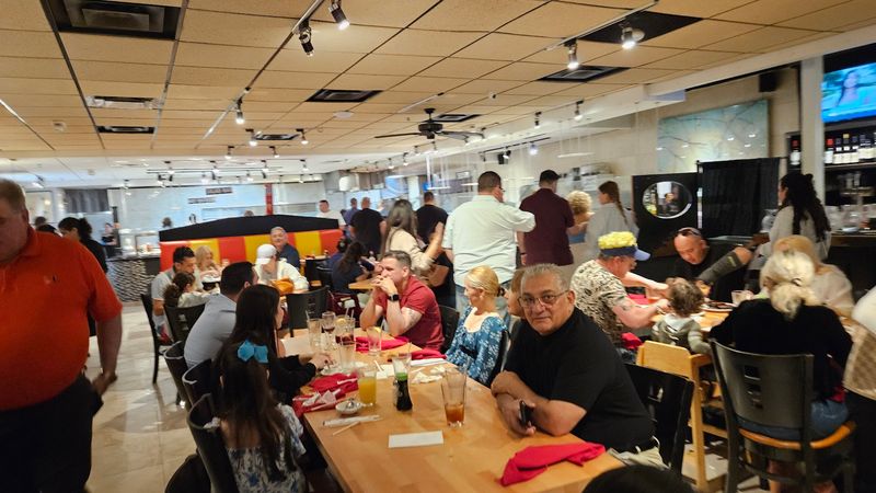 Drinks and Ambiance: A Full Dining Experience