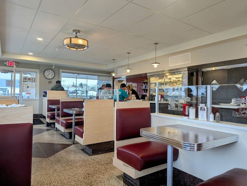 The Classic Diner Atmosphere That Feels Like Stepping Back in Time