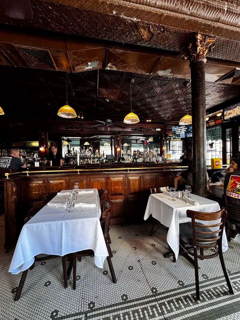 The Landmark Tavern (Manhattan, Hell's Kitchen)