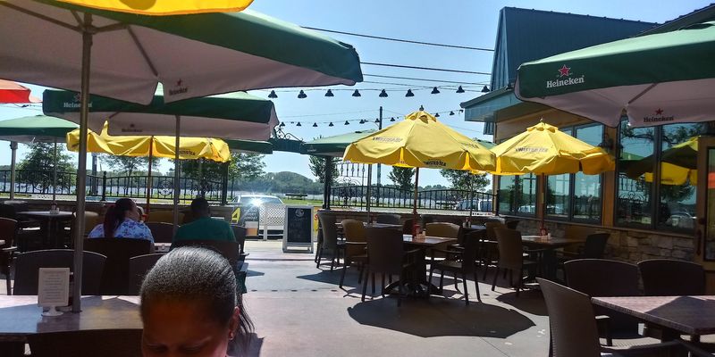 Outdoor Dining That Shines in Warm Weather