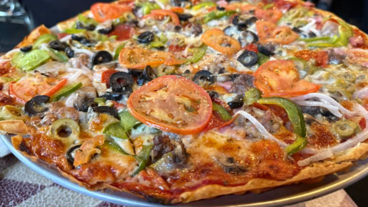 One Italian Joint in Illinois Has Been Making the Same Legendary Thin Crust Since the Roosevelt Era