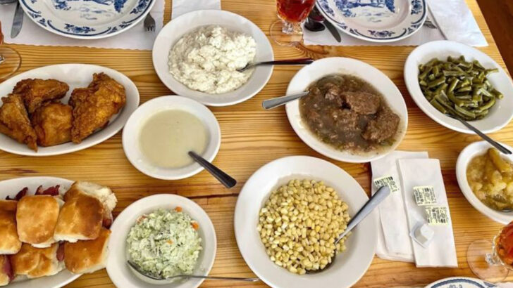 One of North Carolina&rsquo;s Most Beloved Family-Style Restaurants Still Serves Heaping Bowls of Southern Comfort