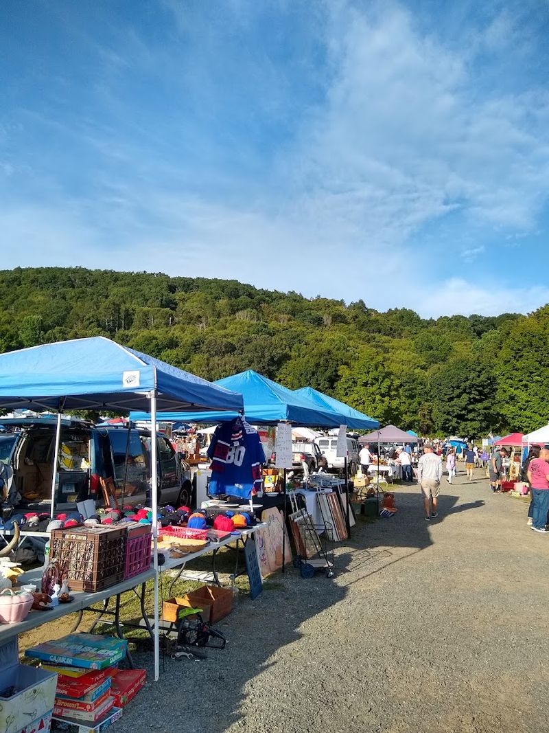 Elephant's Trunk Flea Market &mdash; New Milford, Connecticut