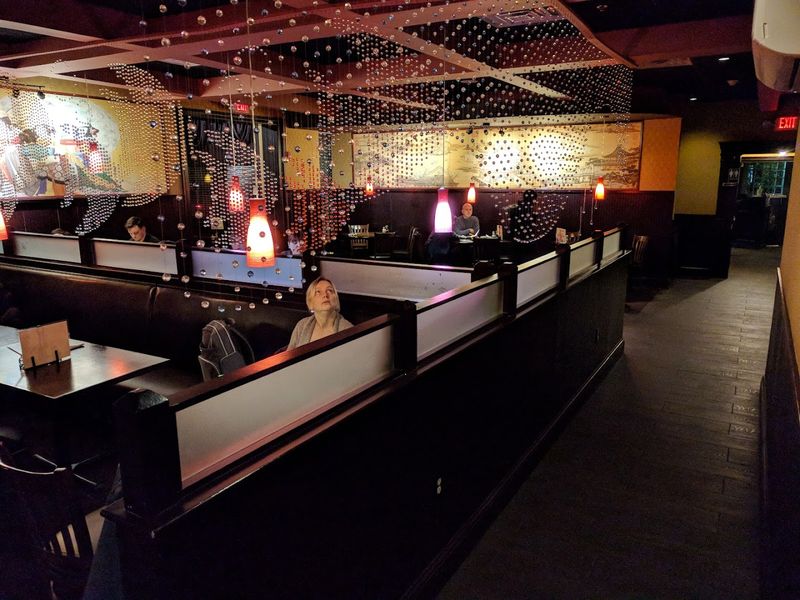 A Cozy and Lively Dining Atmosphere