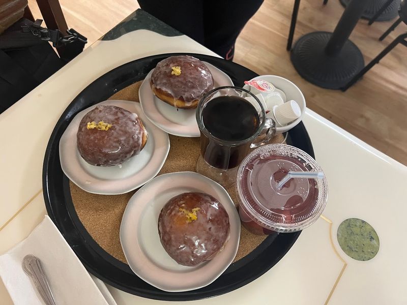 Polish Pączki Caf&eacute;