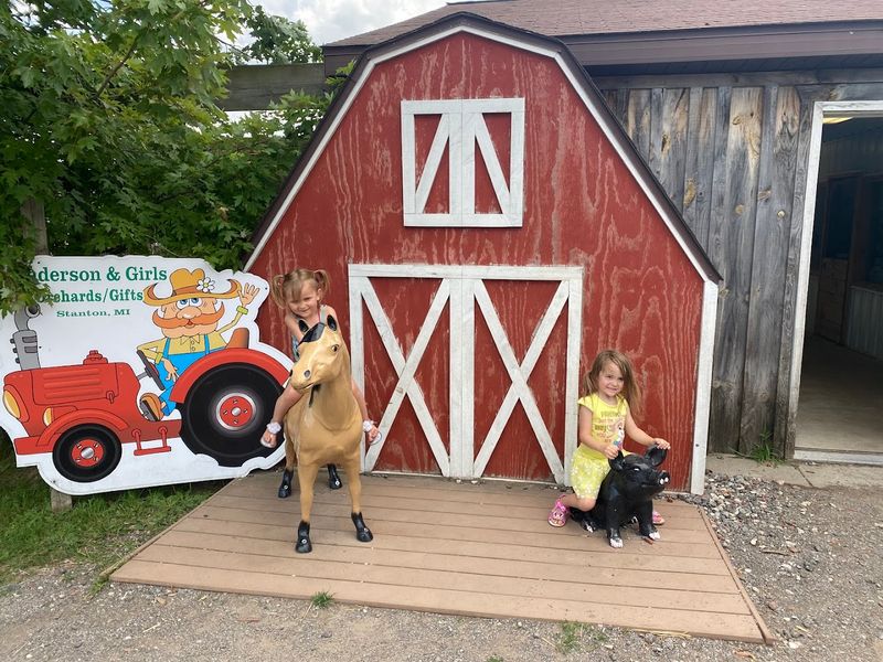 Food, Ice Cream & Gift Shop Options