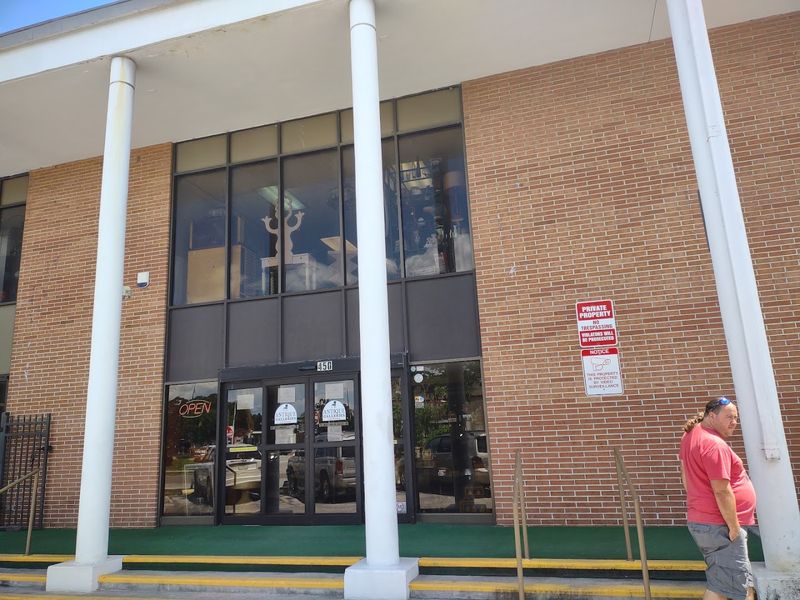 Hours, Parking, and Best Times to Browse