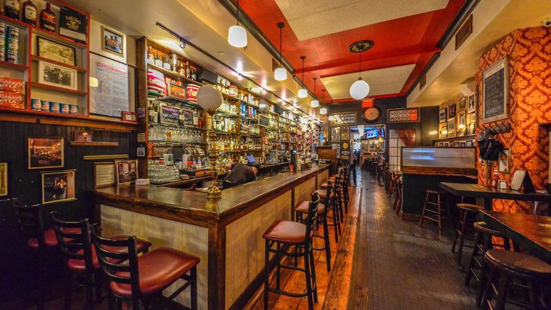The Long Hall Pub & Grocery (Manhattan, Midtown East)
