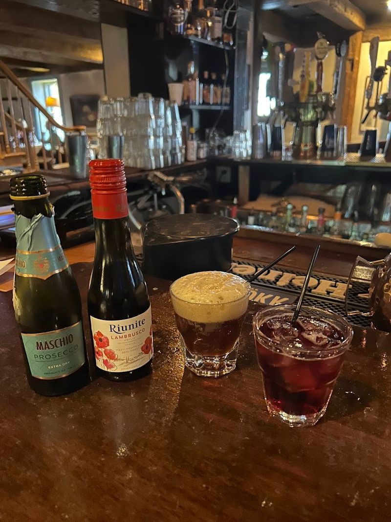 Weekend Vibes: Live Music and Atmosphere