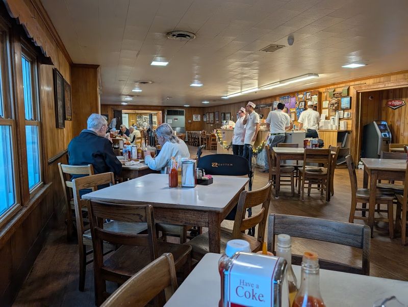 A No-Frills Dining Experience, Packed Daily