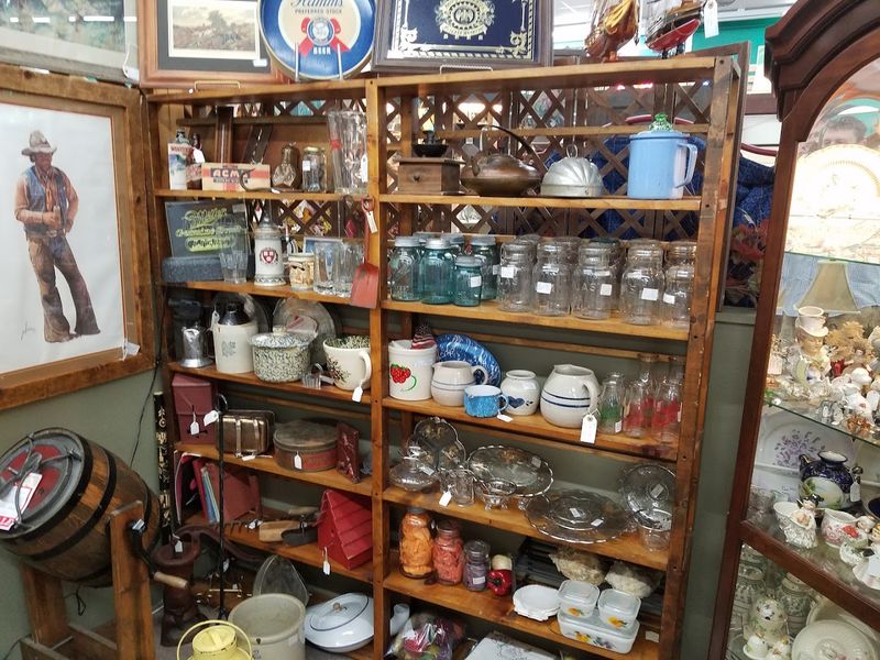 Vintage Glass Collectors Have Found Their Happy Place