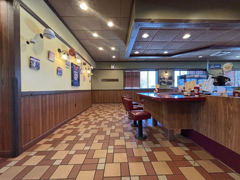 A Dining Room That Still Feels Like the 1980s