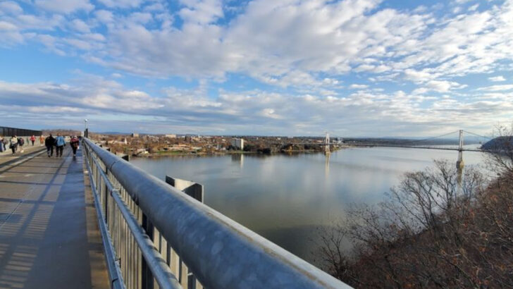 The World&rsquo;s Longest Elevated Pedestrian Bridge Is in New York and Stretches 1.28 Miles Over the Hudson