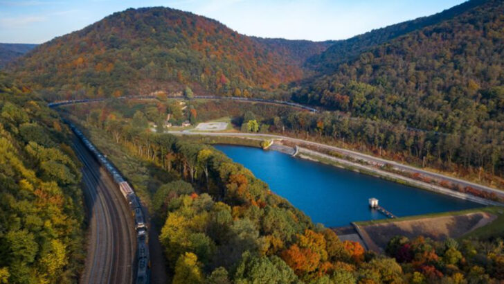 This Famous Curve In Pennsylvania Has Turned A Simple Train Pass-By Into A Must-See Experience