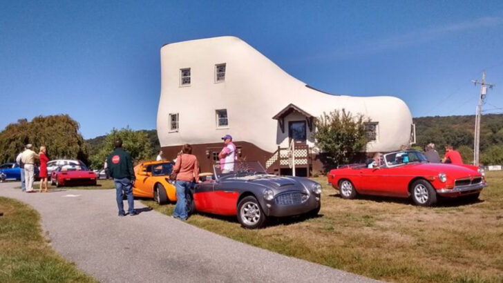 This Giant Shoe-Shaped House in Pennsylvania Is One of the State&rsquo;s Strangest Landmarks