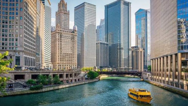 This Illinois riverwalk lets you stroll 1.25 miles of uninterrupted paths right through a canyon of skyscrapers