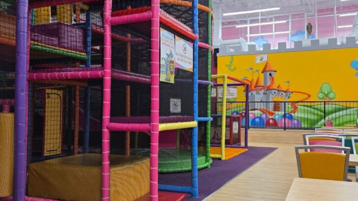 This Indoor Playground In Florida Feels Endless With Tunnels, Slides, And A Toddler-Friendly Space