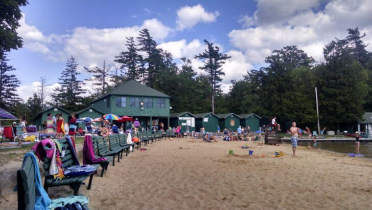 This Mountain Lake Town In Pennsylvania Looks Like A Summer Camp From A Classic Storybook