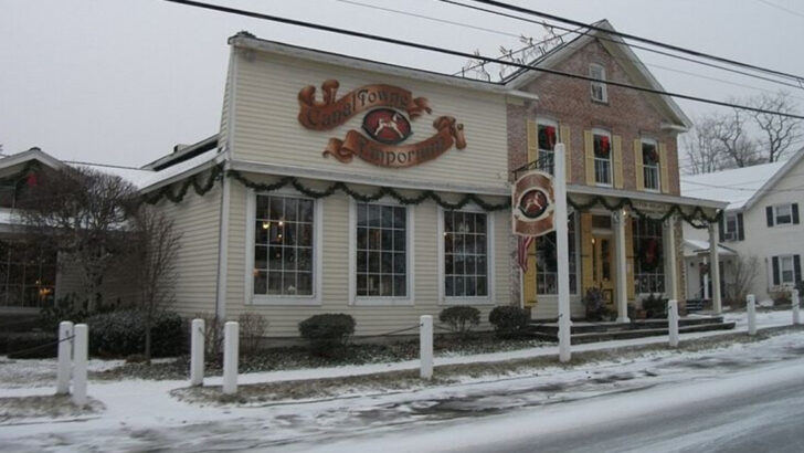 This Small New York Town Blends Mountain Views With Antique Shops And Old-School Charm