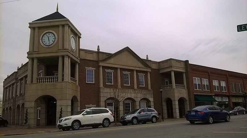 A Riverfront Setting That Shapes Daily Life