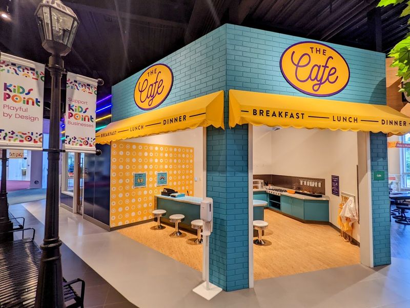 Scheduled Activities, Arcade Room, and Aquarium Features Throughout the Day