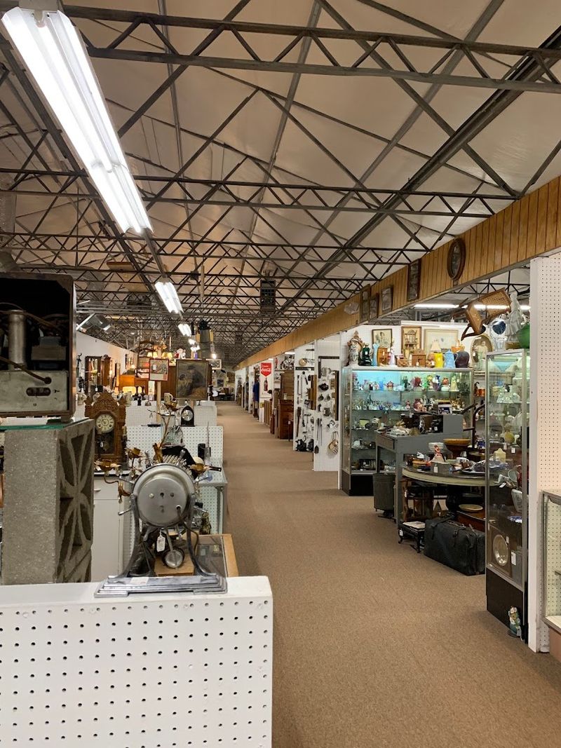 A Social Hub for Antique Enthusiasts