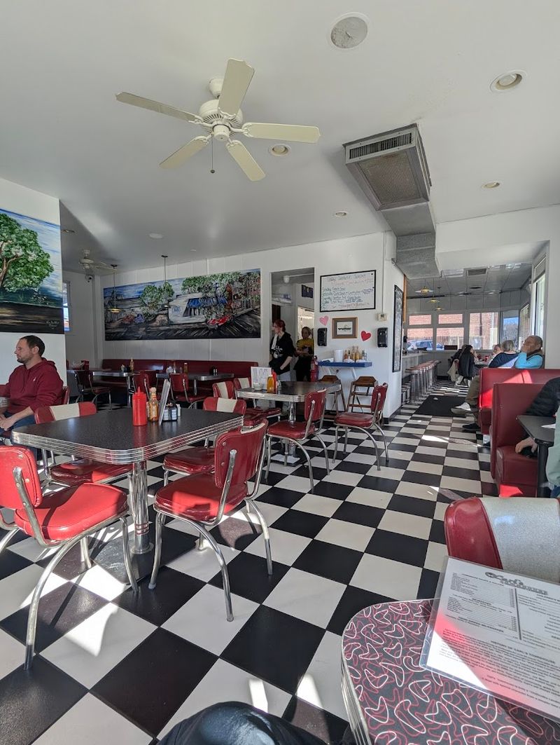 Classic Diner Atmosphere That Feels Frozen in Time