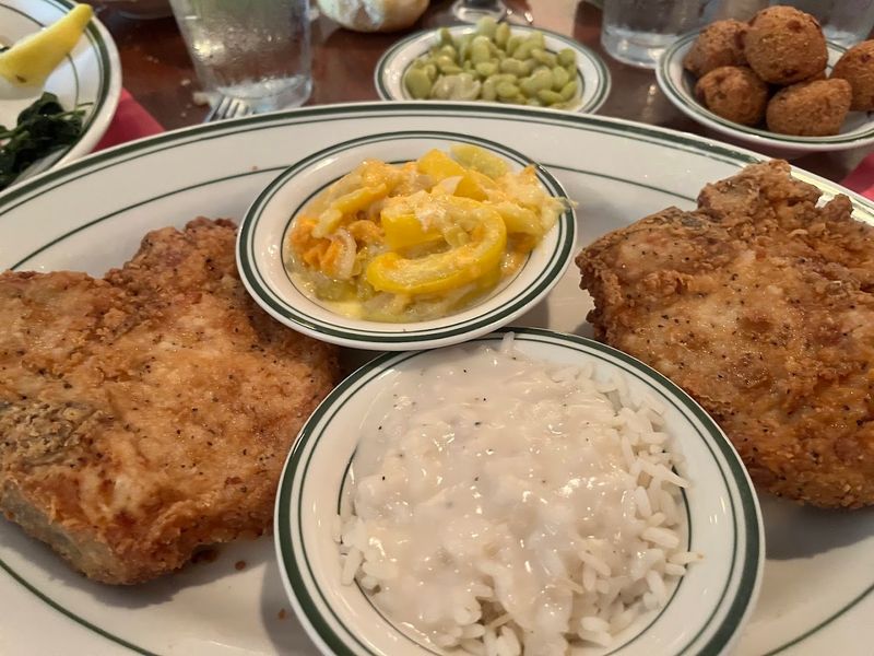 Big Portions, Strong Drinks, and No-Frills Hospitality