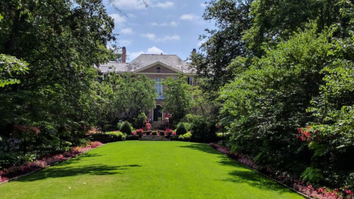 A Former Ohio Estate Now Feels Like A Garden Daydream With Terraces, Blooms, And Peacocks