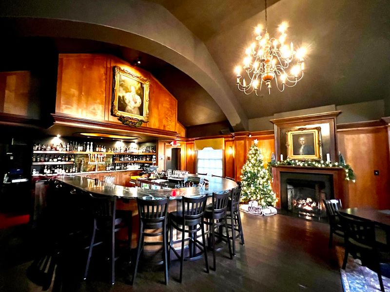 A Speakeasy Past That Still Shapes the Atmosphere