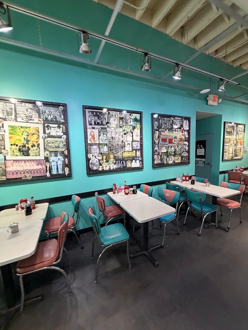 The Retro, Cash-Only Diner Experience