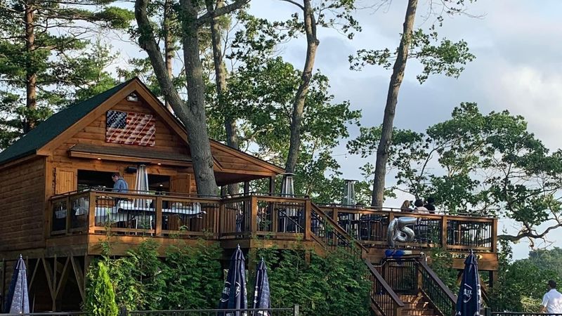 A Restaurant That Actually Delivers on the Treehouse Concept