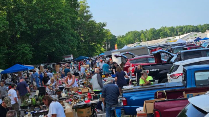 A Massive Indoor Flea Market In Ohio Draws Shoppers Looking For Antiques, Odd Finds, And Good Deals