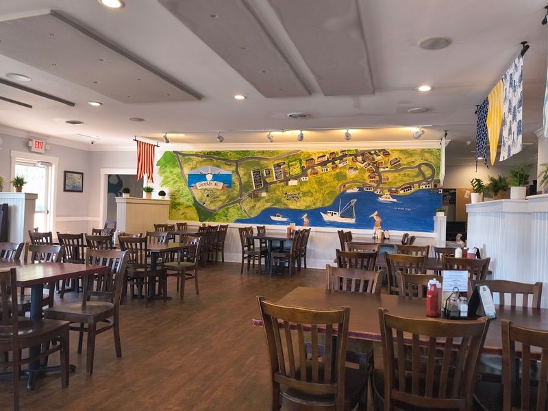 A Modest Setting That Keeps the Focus on the Food