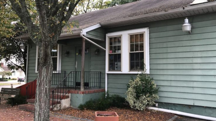 A Pennsylvania Tavern That Looks Like a Time Capsule From 1970 Put Lobster Mac on Top of Pulled Carnitas and Accidentally Created a Local Legend