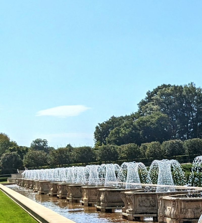 The Water Staircase and the Illusion of Flow