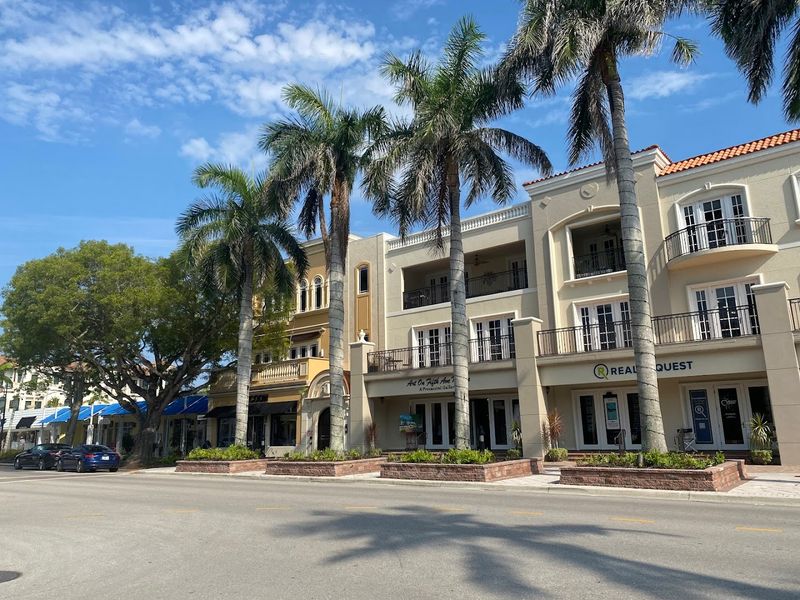 Fifth Avenue South, Naples