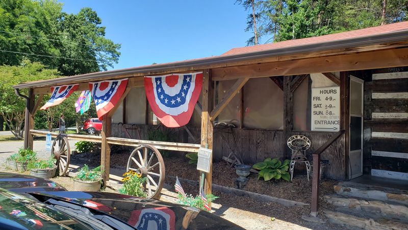 Hillbilly Hideaway Restaurant &ndash; Walnut Cove