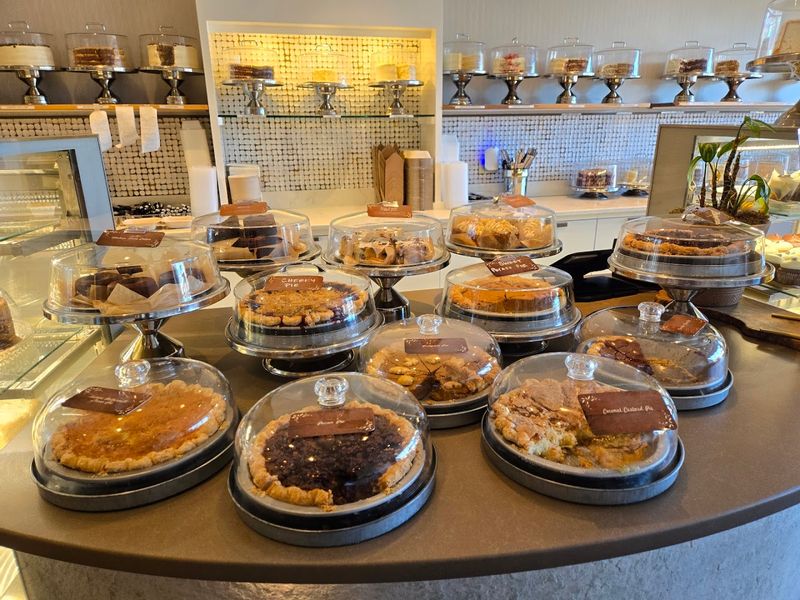 Maxie B&rsquo;s Bakery & Dessert Caf&eacute;