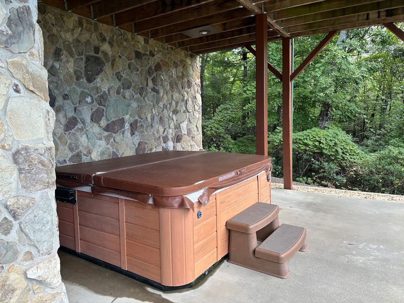 Hot Tub Stargazing Under Mountain Skies