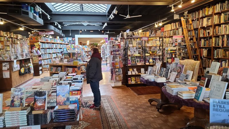 A Space That Encourages Slow Browsing