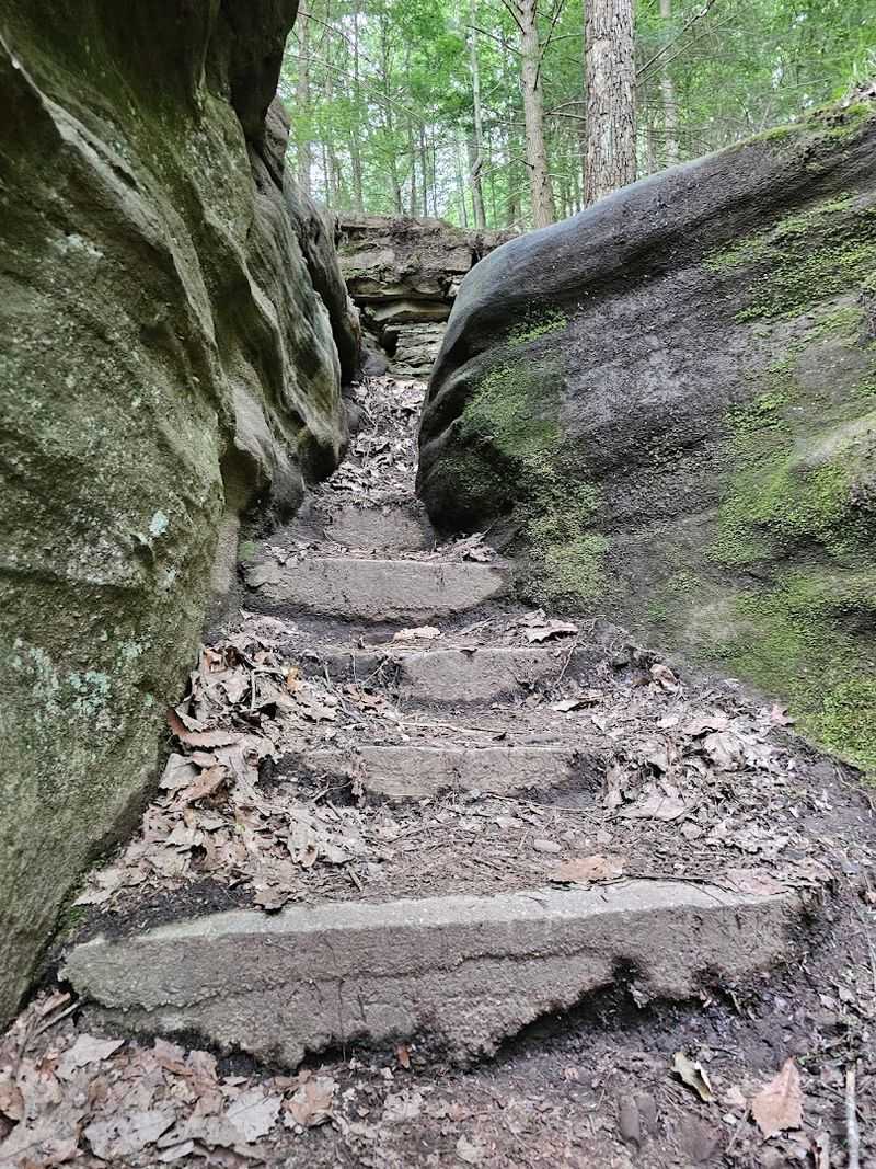 Cantwell Cliffs Trail &ndash; Hocking Hills State Park