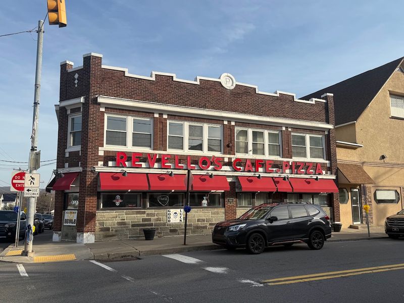 Revello&rsquo;s Pizza Caf&eacute; - Old Forge