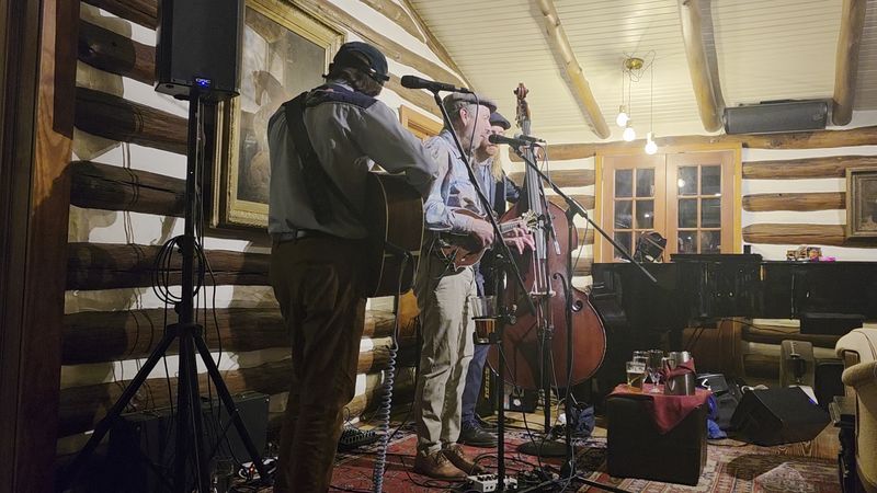 Live Music That Elevates the Dining Atmosphere
