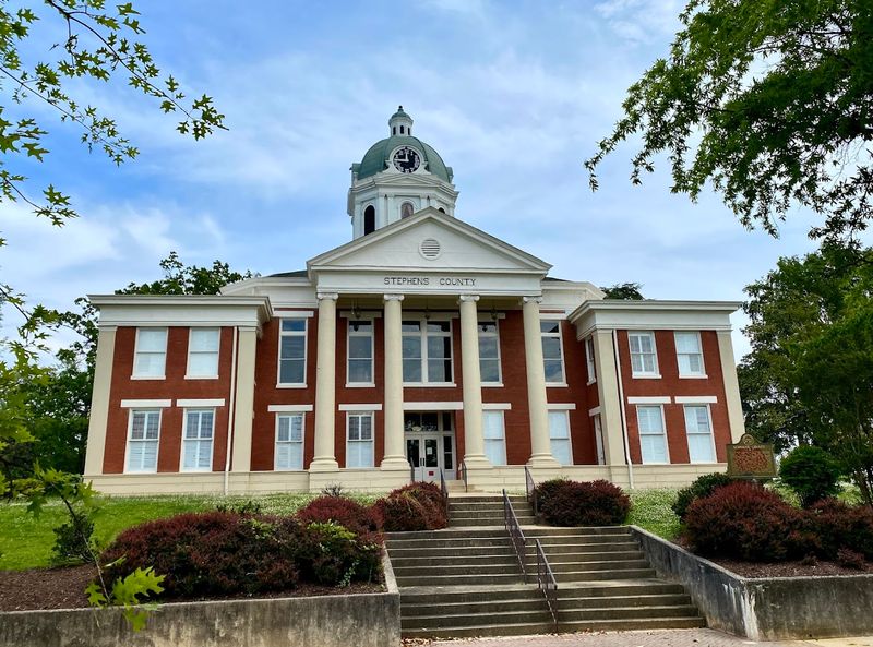 Toccoa's Courthouse-and-Railroad Main Street